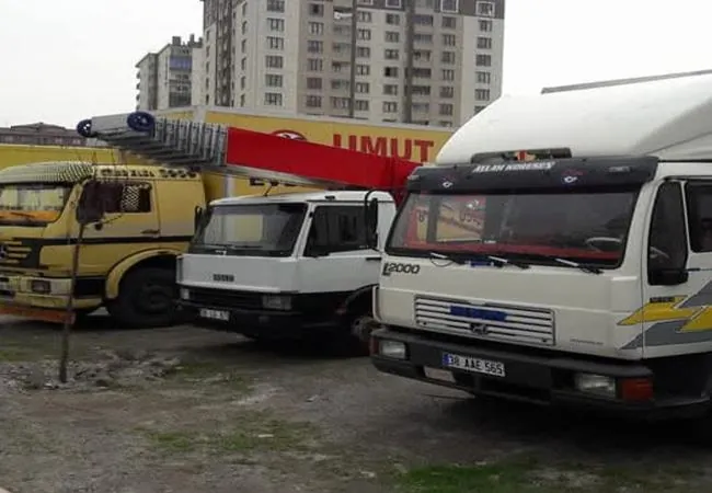 Umut yazılı asansörlü araç ve kamyonlar otoparkta