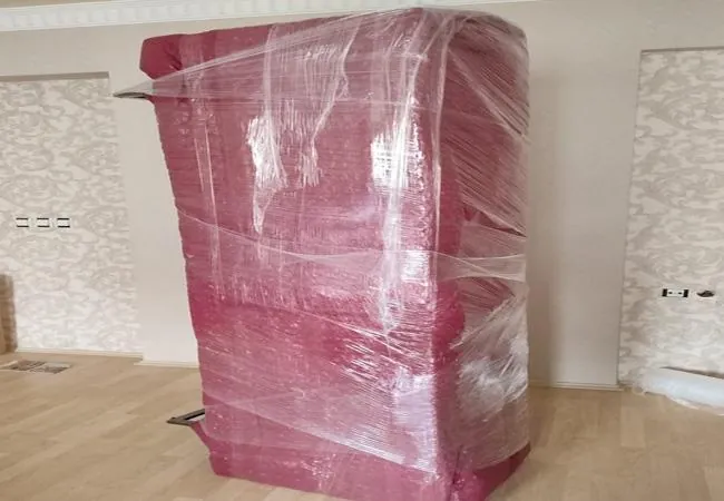 Battaniye ve streç filmle paketlenmiş uzun bir dolap