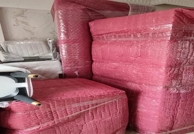 Paketlenmiş koltuklar ve battaniyeye sarılı eşyalar